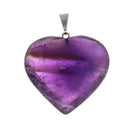 Amethyst-Herzanhänger aus Schmuck, von Vives de la Cortada S.L, mit violettem Amethyst in Herzform, detaillierte Schmuckaufnahme
