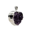 Herzanhänger aus Amethystdruse in Silberbad, Schmuckstück von Vives de la Cortada S.L, detailreiche Kristallstruktur.