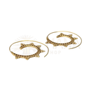 Goldfarbene spiralförmige bronzeohrringe von vives de la cortada mit einem einzigartigen design und punkten