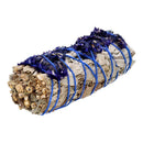 Weißes Salbei Räucherbündel mit blauer Sinuata, Räucherware von Vives de la Cortada SCP, zeigt das Bündel und blauen Blüten