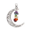Mondanhänger mit Chakra-Mineralien, Vives de la Cortada SCP, Schmuckstück mit bunten Edelstein-Details auf silberner Kette