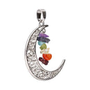 Mondanhänger mit Chakra-Mineralien, handgefertigter Schmuck von Vives de la Cortada SCP, zeigt schöne Edelsteine und Mondform.