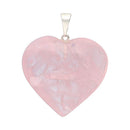 Rosenquarz Herzanhänger aus Schmuck von Vives de la Cortada SCP, mit rosa Kristallform und silberner Schlaufe.