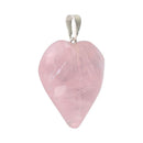 Rosenquarz Herzanhänger aus Schmuck von Vives de la Cortada SCP, mit pinkem Rosenquarz in Herzform, auf einem neutralen Hintergrund