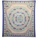 Ein quadratischer wandteppich elefanten mandala in creme mit blauen und teal kreisen und marineblauem rand