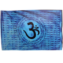 Blauer symbol wandteppich mit prominentem schwarzem mantra om symbol und sanskrit kreisen im böhmischen boho stil