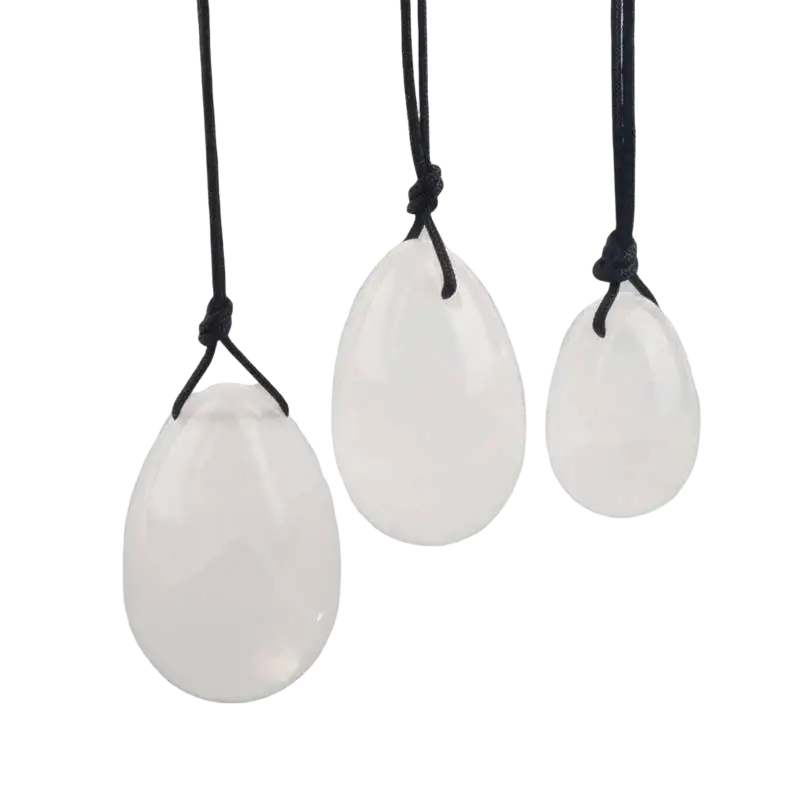 Weiße Jade-Yoni-Ei, gebohrt, 45x35 mm, Artisans de Madagascar, handgefertigtes Yoni-Ei aus weißer Jade.