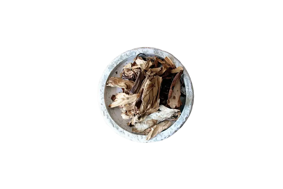 Weathered weißer keramikschale mit getrockneten braunen nymphaea ampla blütenblättern von ayamani naturals mana shop