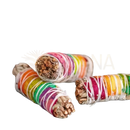Weisser salbei chakra-smudge stick räucherbündel mit regenbogenfarbenen chakrenblättern und weißen rosenblüten