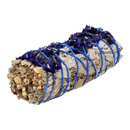 Weisser salbei räucherbündel mit blauer sinuata und violetten blüten in natürlicher, erdiger cortada scp textur