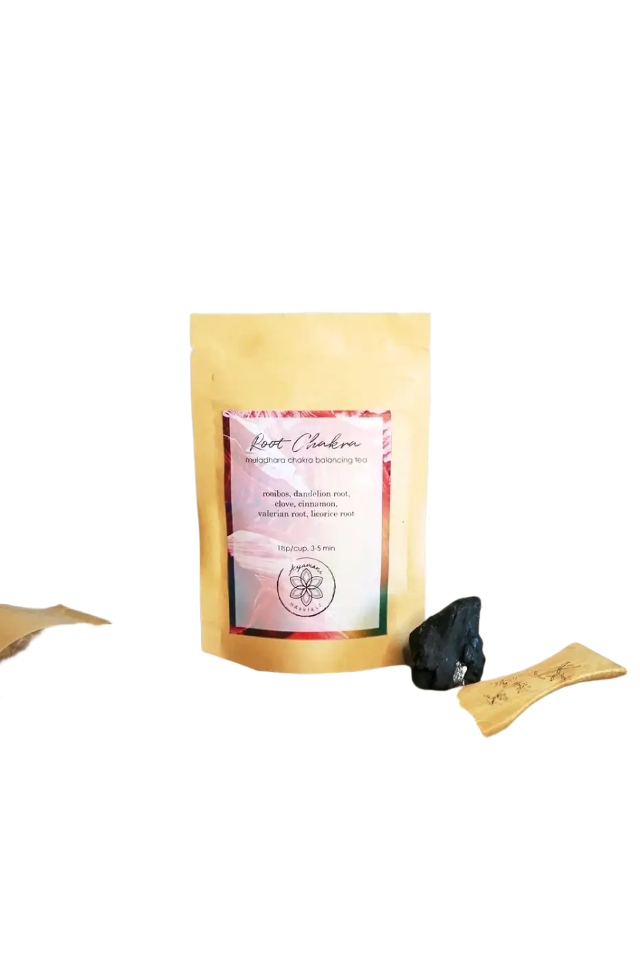 Goldene Tüte Wurzel Chakra Tee mit pink-weißem Etikett und botanischen Illustrationen für root chakra tea