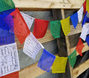 Drei tibetische Gebetsfahnen von Yak & Yeti, bunte buddhistische Dekorationsfahnen mit traditionellen Mustern und spiritueller Bedeutung