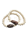 Weißes beaded armband mit zwei braun weißen tigerauge beads aus recycelte knochenperle und traditioneller nepalesischer handwerkskunst