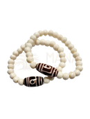 Weißes beaded armband mit zwei braun weißen tigerauge beads aus recycelte knochenperle und traditioneller nepalesischer handwerkskunst