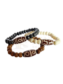 Drei recycelte knochenperle armbänder mit wasserbüffel knochen und traditioneller nepalesischer handwerkskunst