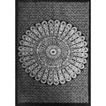 Floraler Mandala-Wandteppich Ritualtuch von Yak & Yeti, 140x213 cm, mit buntem Blumenmuster und spiritueller Optik.