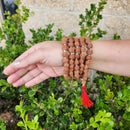 Rudraksha Mala Gebetskette von Yak & Yeti, aus natürlichen Rudraksha-Perlen, als spirituelles Schmuckstück für Meditation und Gebet