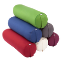 Ein stapel bunter yoga bolster eco dinkel kissen in grün blau rot grau creme und weinrot