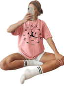Weißes Yoga-T-Shirt Yogashirt Asanas von Mana Shop, lockeres oversized Design, pinkes und schwarzes Muster, bequemes Kleidungsstück