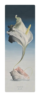 Yogamatte mit einer künstlerischen Darstellung einer weißen Blume und einer Muschel.