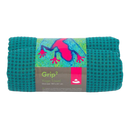 Teal-grüner grip² yoga towel mit antirutschnoppen und pinkem frosch auf der verpackung im jungle green look
