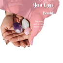 Drei glatte, polierte Amethyst-Yoni-Eier aus der Vives de la Cortada SCP Therapie Zubehör Verpackung.