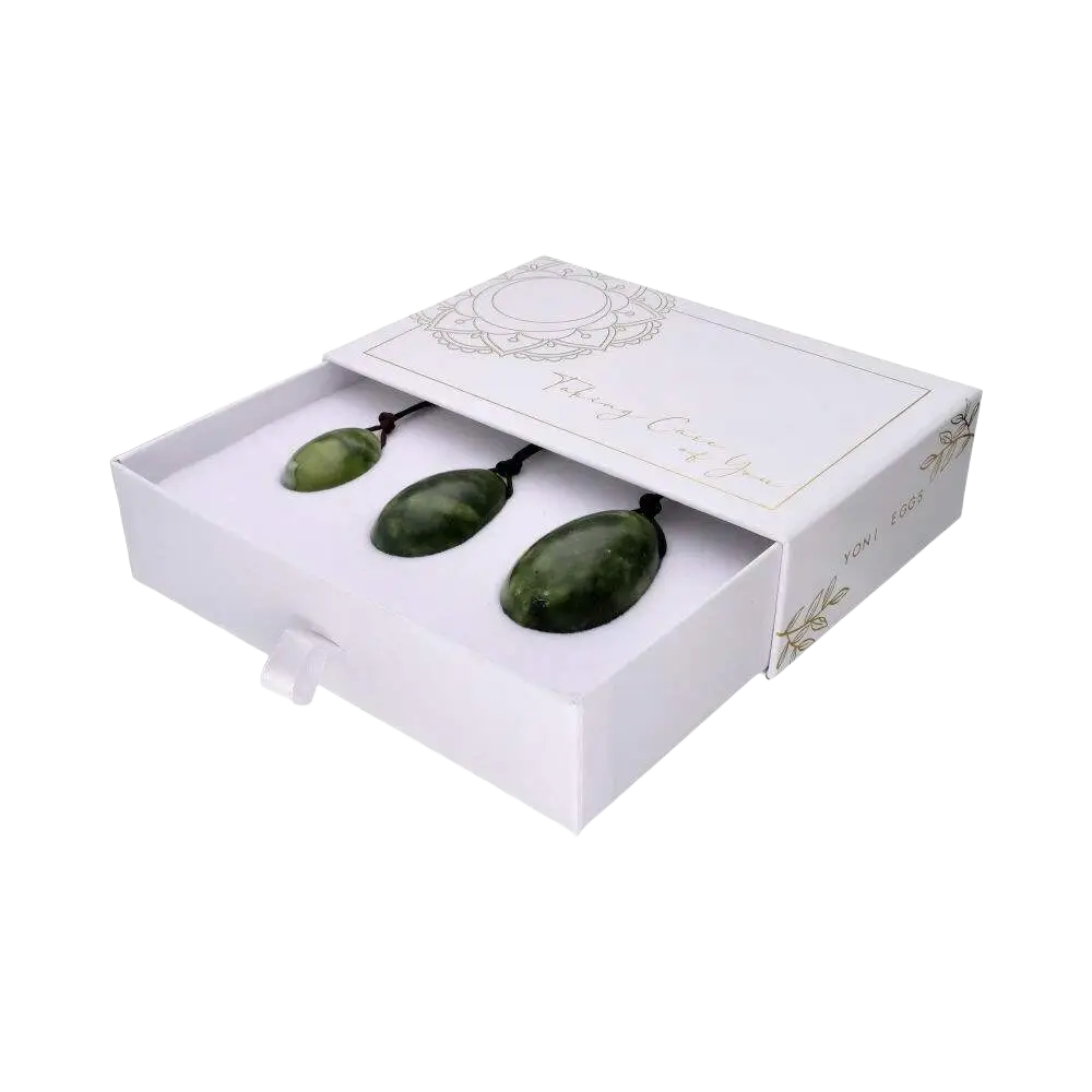 Vives de la Cortada SCP Yoni Jade-Eierpaket mit Loch und Schnur, drei glatte Jade-Eier für Yoniei-Anwendungen, auf weißem Hintergrund