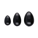 Drei polierte schwarze Yoni-Obsidian-Eier von Vives de la Cortada SCP, Teil der Yoniei Obsidian-Eierpackung, auf weißem Hintergrund