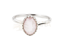 Zarter silber fingerring mit roséfarbenem, ovalem rosenquarz in geschliffener fassung und scalloped bezel