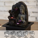 Ein Buddha-Zimmerbrunnen mit kaskadierenden, beleuchteten Schalen und fünf Piktogrammen für die Merkmale (Zen-Ambiente, originales Design, einfache Installation, Geschenkidee, leise Pumpe).