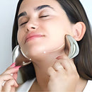 Gesichts-GuaSha-Massagegerät aus Edelstahl von Zen'Arôme, handliches Werkzeug für Gesichtsmassage und Hautpflege.
