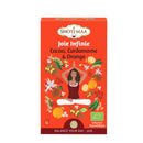 Bio-Kräutertee Zen'Arôme Joie Infinie mit Kakao, Kardamom und Orangennote in einer Tasse auf einem Holztisch.