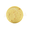 Ein blassgelber, runder bath bomb mit feinen roten Safranfäden in der zen-Duschdampfbäder serenity soak weiß