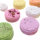 Pastellfarbene runde badekugeln serenity soak mit getrockneten blüten und kräutern für zen-duschdampfbäder weiß