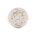 Weißer runder badebomber mit grünen und braunen getrockneten kräutersprenkeln aus der zen-duschdampfbäder tranquility tempest violett serie