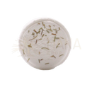 Weißer runder badekugel mit grünen und braunen getrockneten kräutern zen-duschdampfbäder tranquility tempest violett