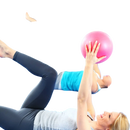 Frau hält pinken pilates ball aus zenarome set mit durchmesser 25 cm in fitnesskurs bild zum zoomen