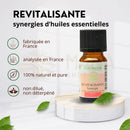 Eine kleine bernsteinfarbene glasflasche zen arôme mit schwarzem kapsel und belebende ätherische öl-mischung auf holzpodest für natürliche ätherische öle raum atmosphäre