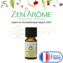 Ein kleines bernsteinfarbenes glasfläschchen mit schwarzem deckel und weißem zen arôme label energisante synergie belebendes ätherisches öl ohne terpenentfernung für aromatherapie