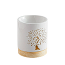 Weiße keramische fragrance lamp mit lebensbaum design auf natürlicher holzbasis céramy life tree aromalampe