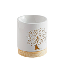 Weiße keramik duftlampe mit zartem lebensbaumdesign auf naturholzsockel céramy life tree aroma diffuser