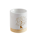 Weiße keramik fragrance lamp mit zartem lebensbaum cutout design und naturholzsockel céramy life tree