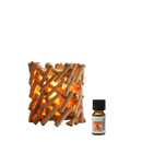 Ein orange beleuchteter zen’arome elektrischer wachsbrenner aus geflochtenem holz mit orangenduft in bernsteiner flasche