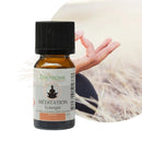 Kleine bernsteinfarbene glasflasche mit schwarzem geriffeltem verschluss und weißem etikett zen arome meditation essential oil für diffuser aus natural essential oils bei mana shop