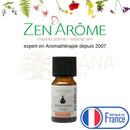 Ein kleines bernsteinfarbenes glasfläschchen mit schwarzem rippverschluss und weißem etikett meditation essential oil von zen arome aus natürlichen ätherischen ölen im mana shop