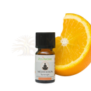Ein kleines bernsteinfarbenes glasfläschchen mit schwarzem deckel und weißem etikett von zen arôme meditation essential oil für diffuser aus dem mana shop