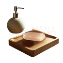 Eine transparente rosa natürliche himalaya-salzseife auf einem holzseifenhalter für hautregeneration und körpergerüche