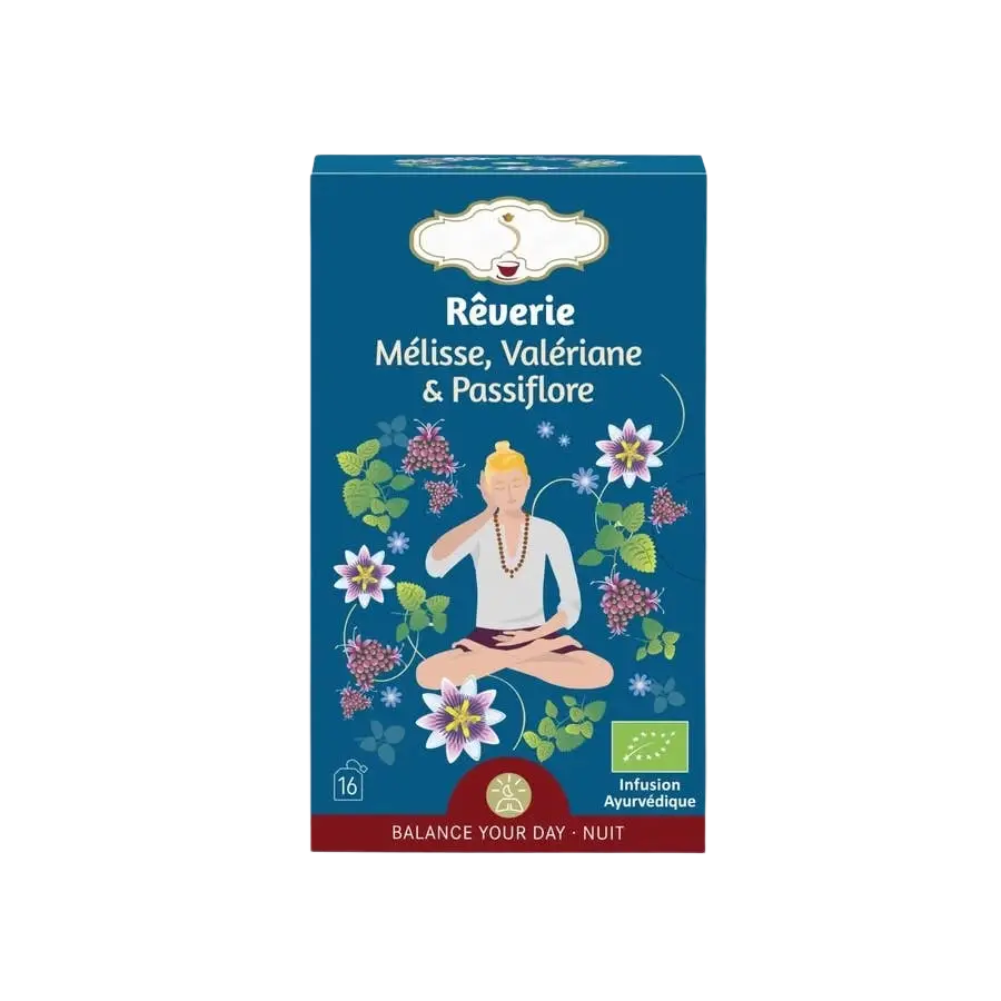 Zen'Arome Bio-Kräutertee „Reverie“ in einer Tasse, mit Kräutern und Blättern, ideal für einen ruhigen, entspannenden Abend.