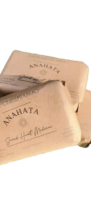 Braune kraftpapierverpackte zeremonieller anahata cacao seifenstücke aus springs cacao farm von tara collective