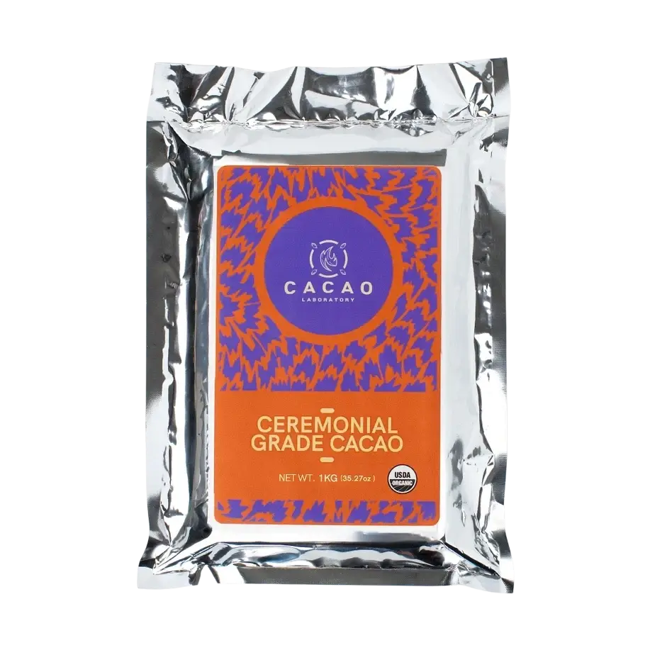 Eine kräftig orange und lila verpackte zeremonieller kakao paste 100% arriba nacional cacao paste 1kg aus ecuador im silbernen folie